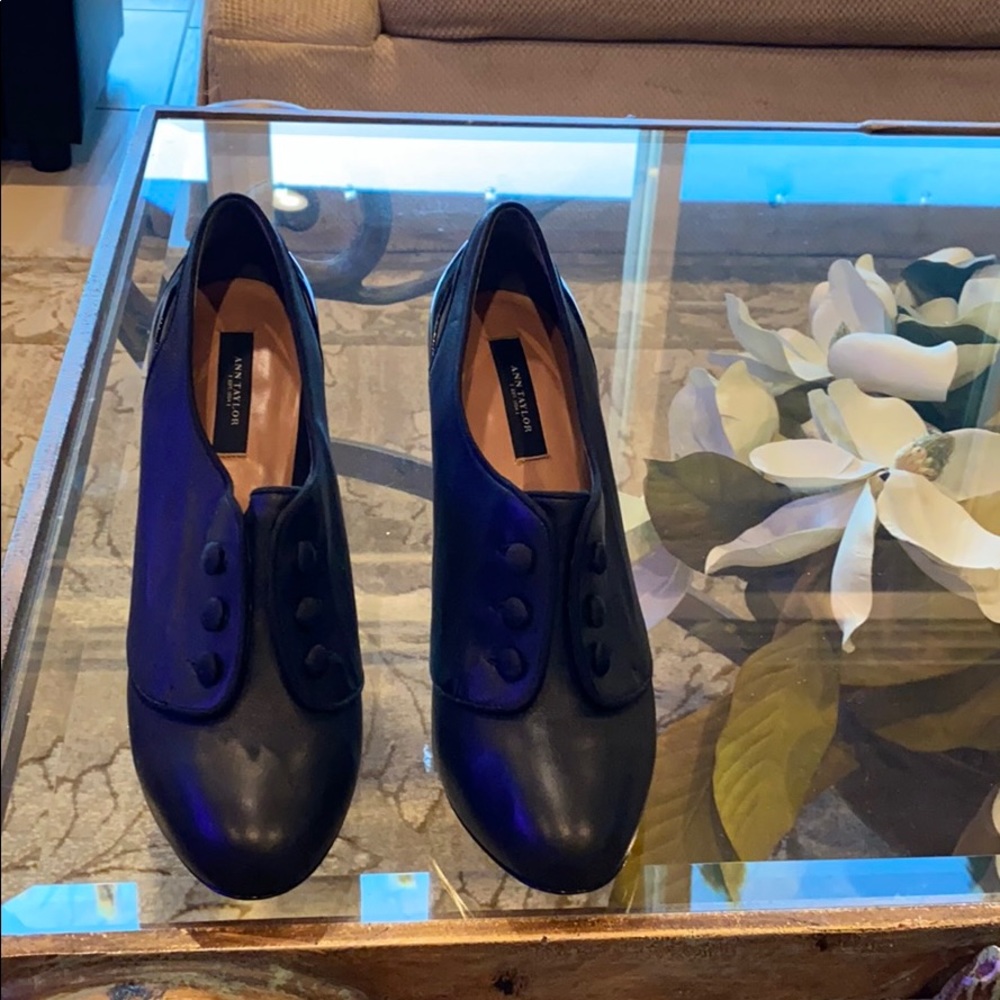 Black hi heel shoes